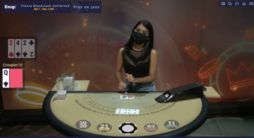 Les croupiers en direct de Fiesta Blackjack dansent derriere la table